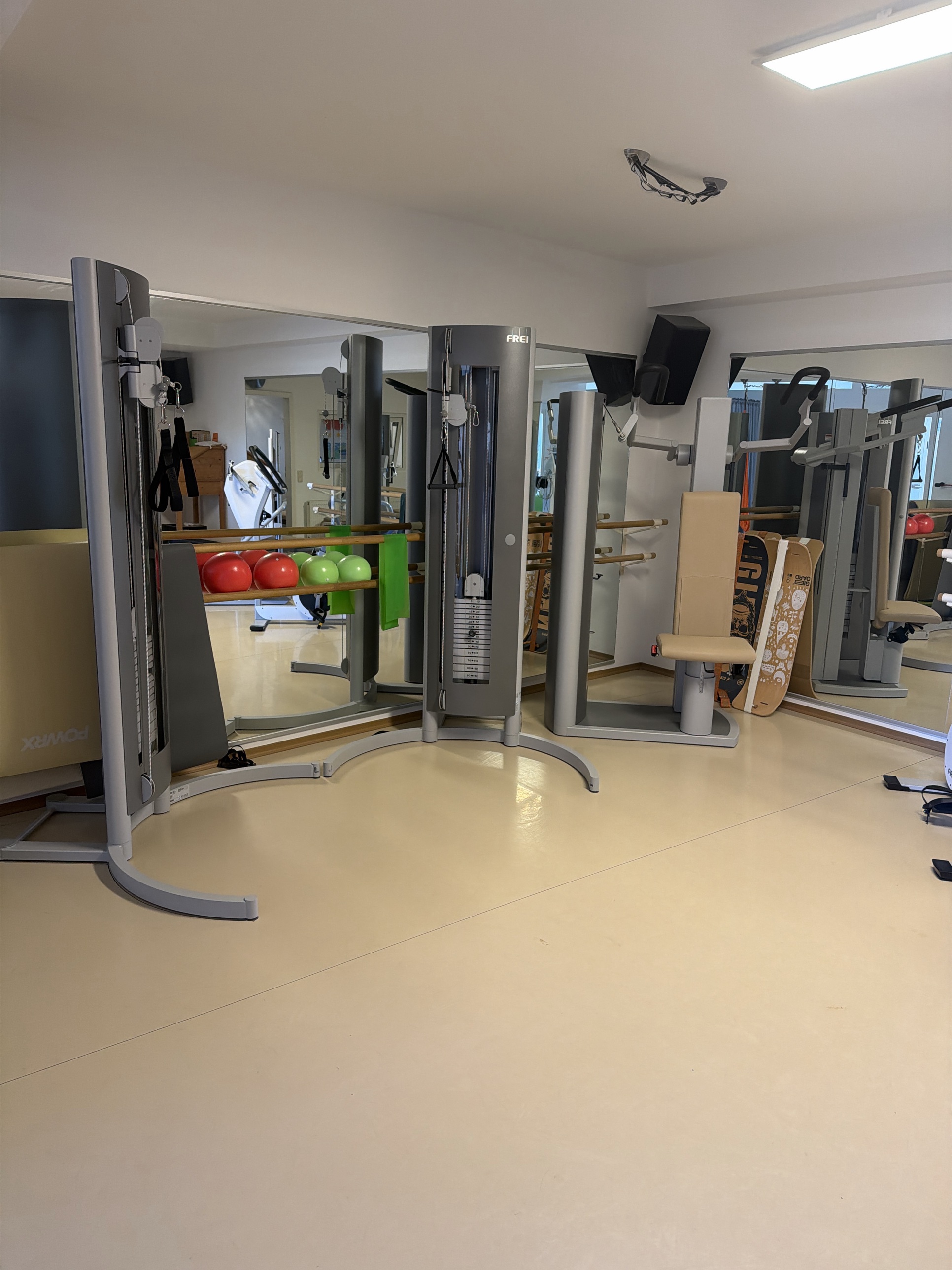 Zugturm und Trainingsgeräte im Rehasport-Bereich